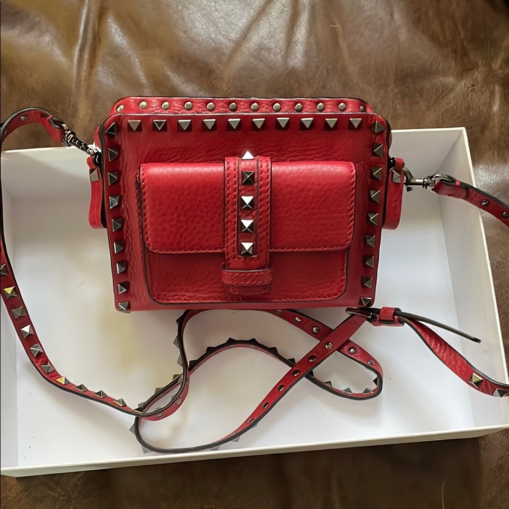 NEW VALENTINO Rockstud Red Pebbled Leather Crossbody Camera Bag Studded RARE! - Picture 2 of 6